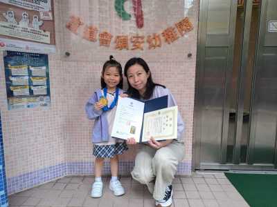 New Horrizons Education host ─ The 6th International Children Li Ching received an Excellence Award.'s Painting Winter Competition